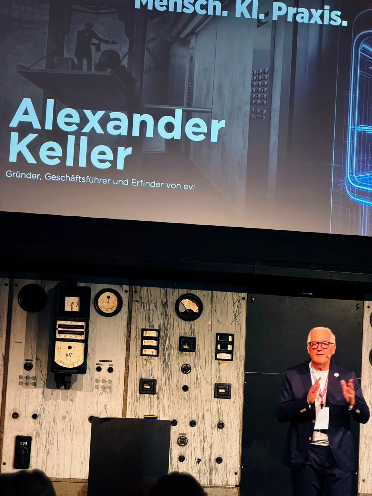 Alexander Keller auf der Bühne: Mensch. KI. Praxis.