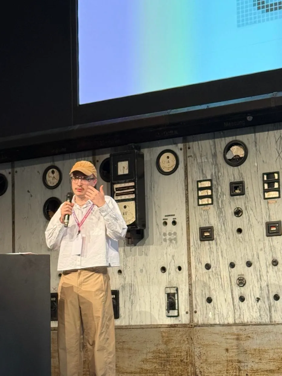Tech-Talk vor der historischen Schaltwand
