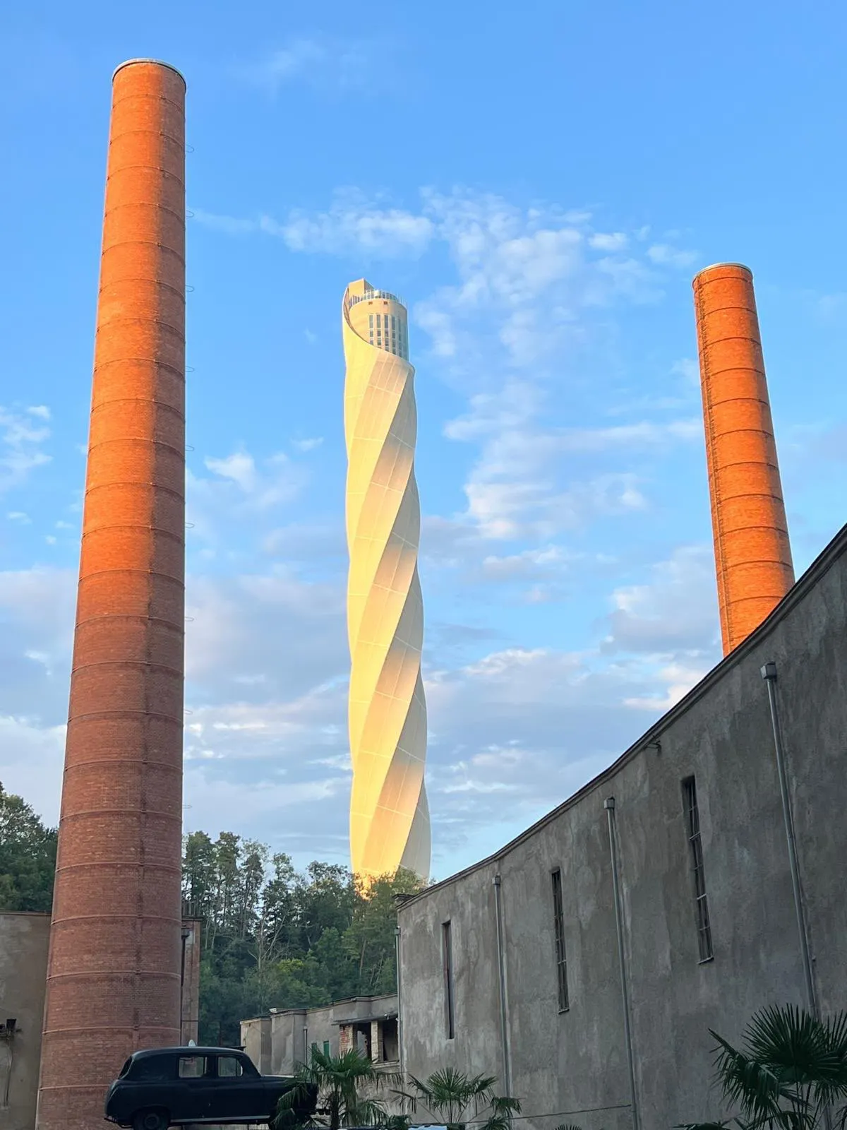 Testturm Rottweil zwischen den Schornsteinen des Kraftwerks